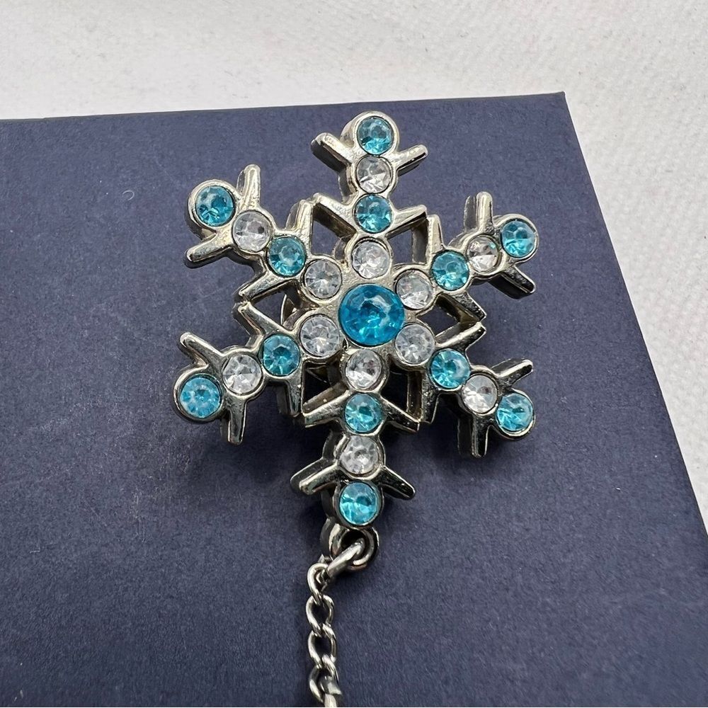 🍭4/$20 Rhinestone Studded Snowflake Pin - Picture 3 of 5